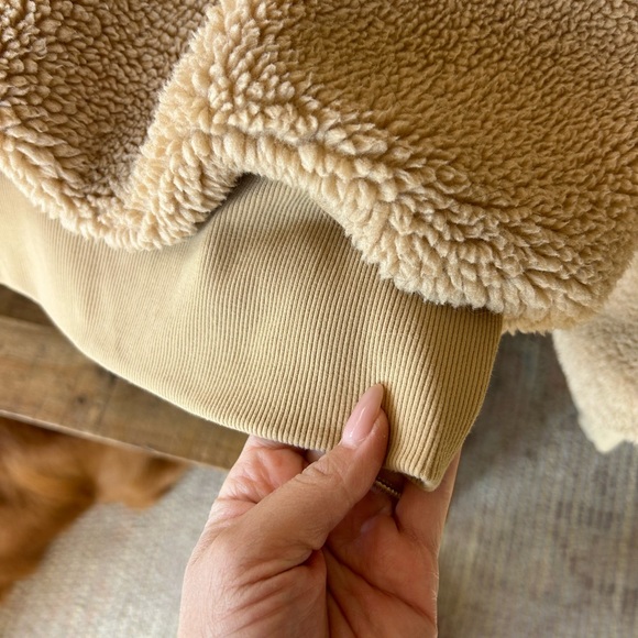 ALO Yoga Foxy Sherpa Jacket - Picture 11 of 12